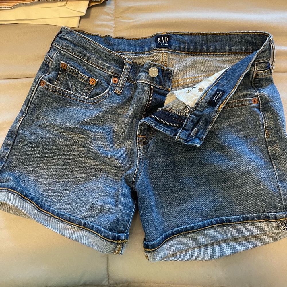 GAP Size 4 jean shorts (sz 27 reg)